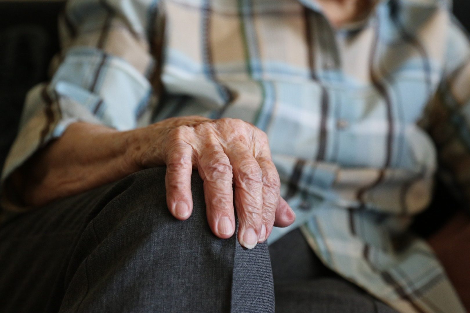 В Усть-Илимском районе 81-летнего пенсионера обокрали в собственной квартире