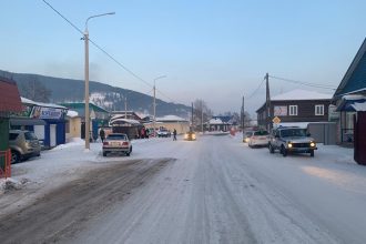 ВАЗ столкнулся с тойотой, въехал в столб и наехал на пешехода в Киренске