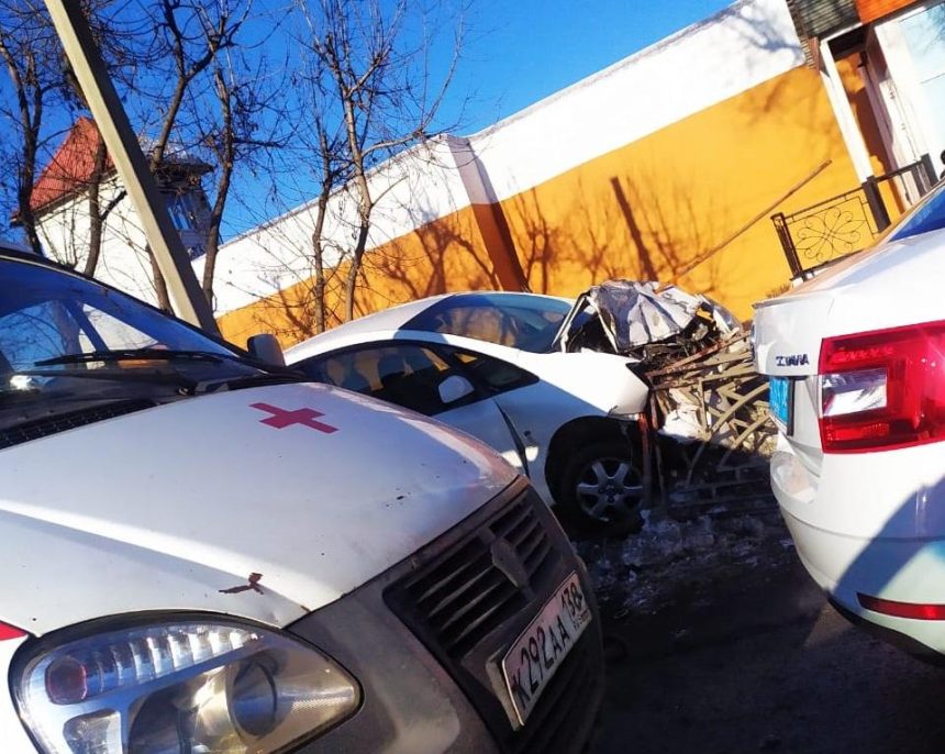 Водитель иномарки снес дорожное ограждение на улице Баррикад в Иркутске
