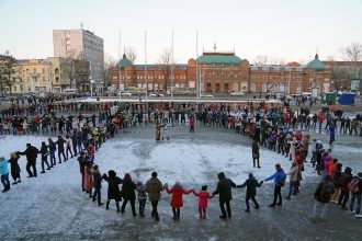 Ёхор станцевали перед дворцом спорта "Труд" более 300 иркутян