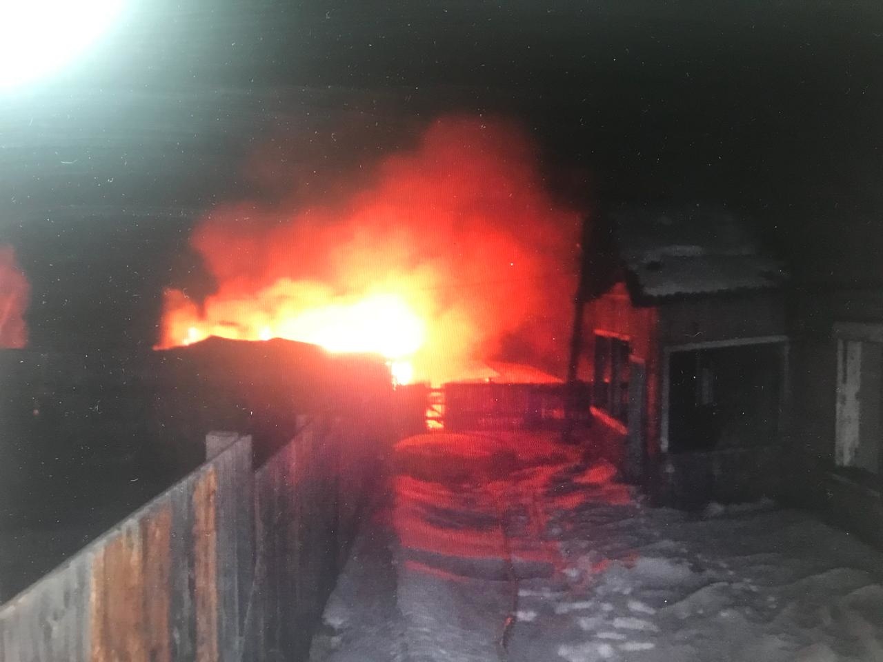 Жилой дом и баня горели ночью в Иркутском районе