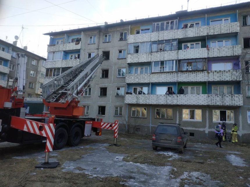45 человек спасли из горящего подъезда дома на улице Розы Люксембург в Иркутске