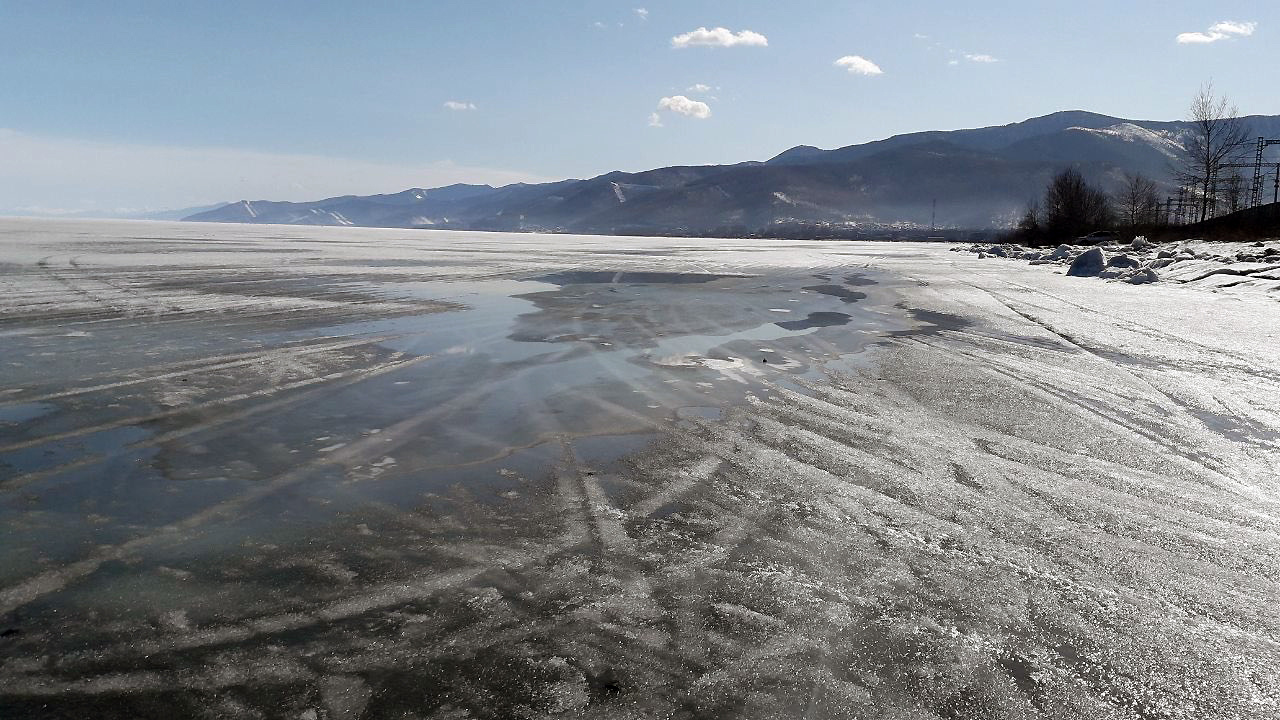 Иркутск Байкал лед. Байкальский лед оттаивает. Ледяная вода в реке.