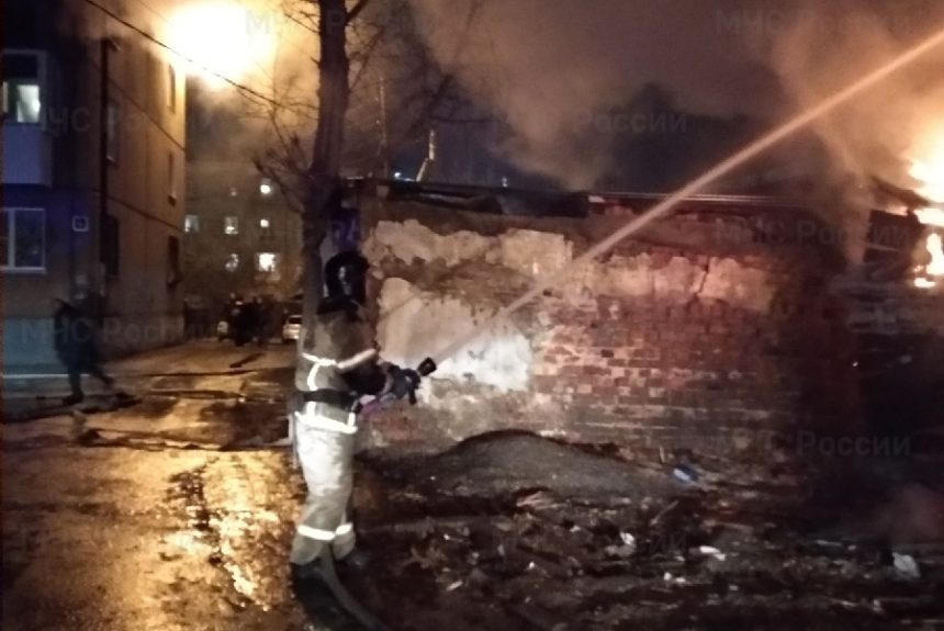 Нежилой дом сгорел в переулке Черемховский в Иркутске