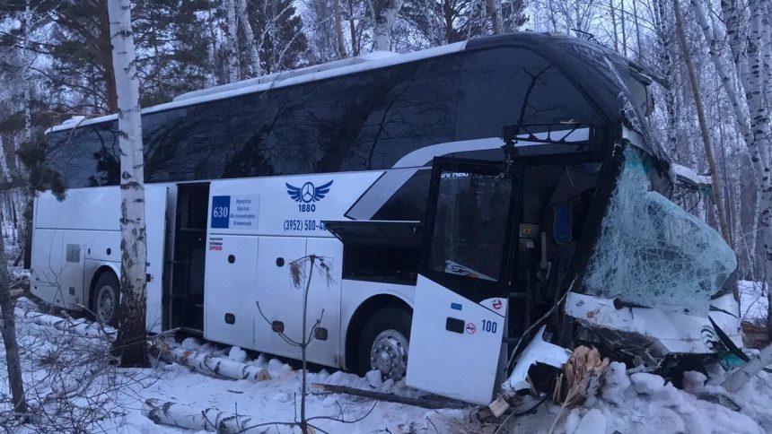 Рейсовый автобус с пассажирами съехал в кювет в Заларинском районе