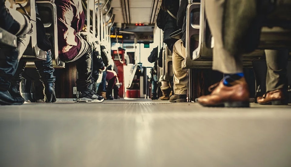 Роспотребнадзор рекомендует не ездить в общественном транспорте в час пик и избегать торговых центров