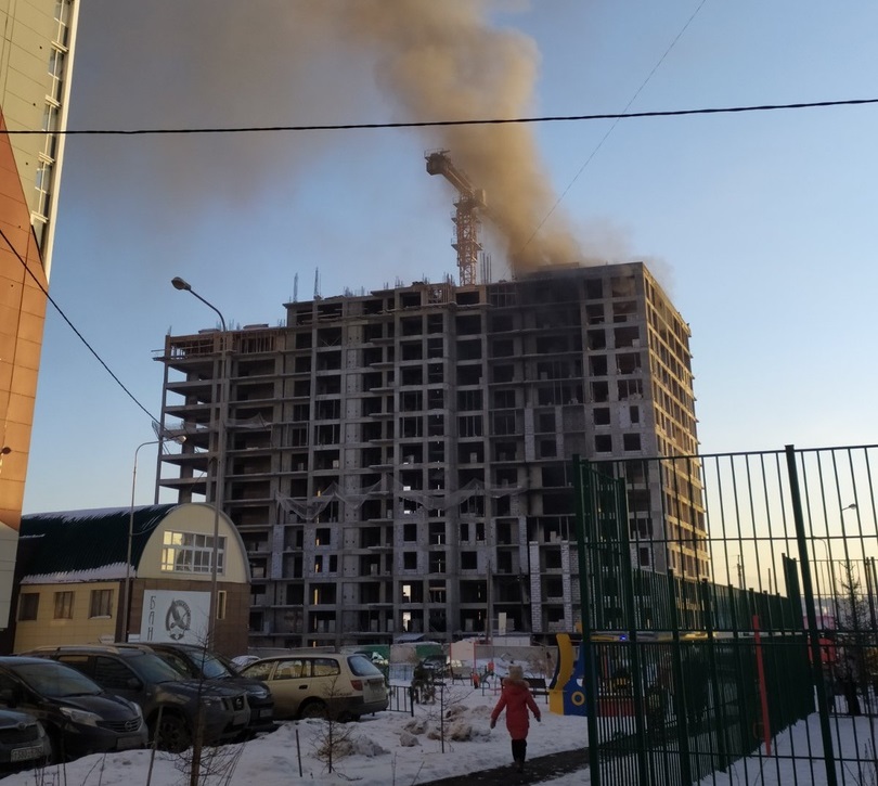 Строящийся дом горит на Верхней набережной в Иркутске