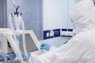 В Братске ищут пассажиров рейса Москва-Братск, которые в полете могли контактировать с зараженным коронавирусом