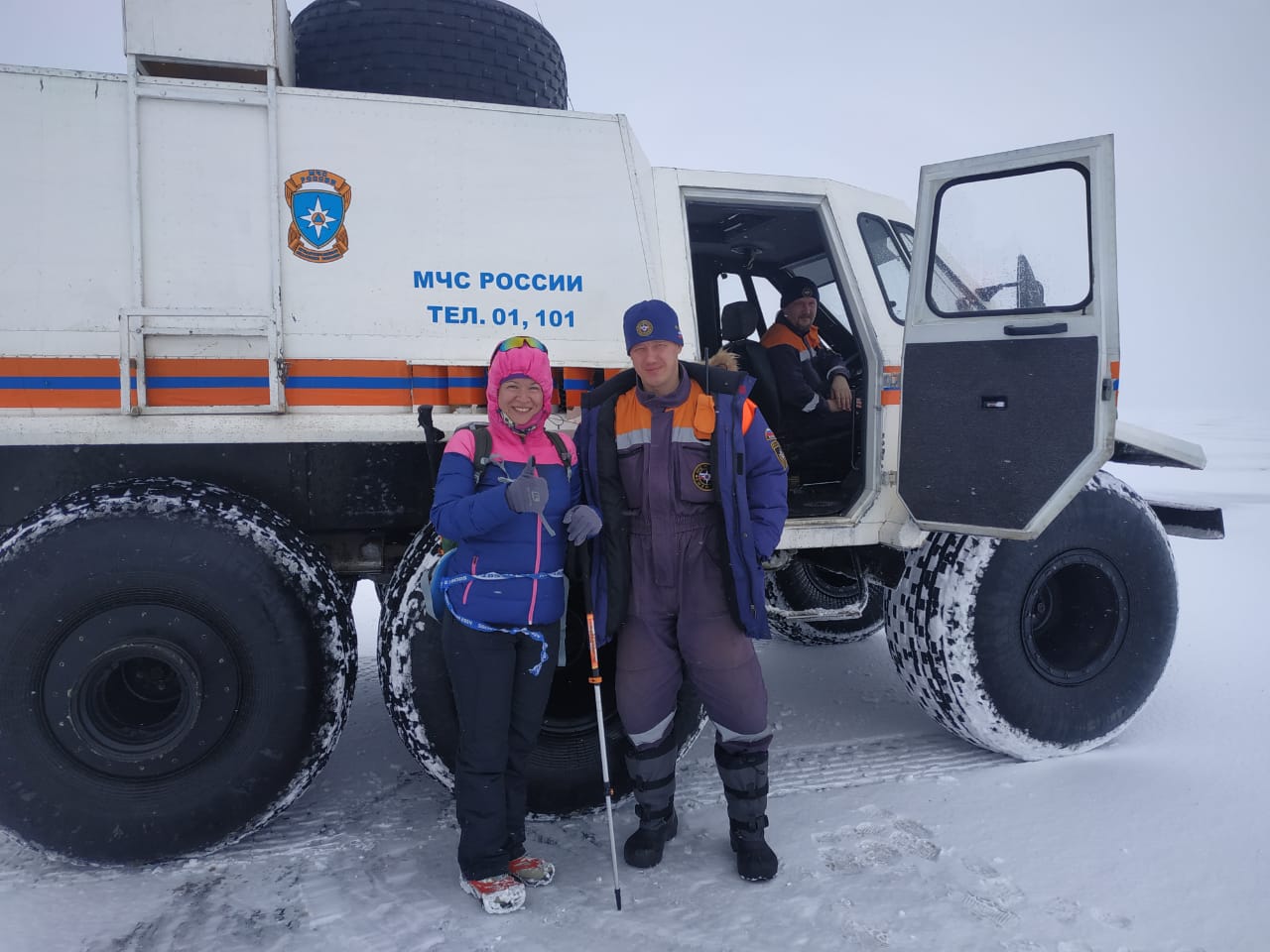 В Листвянке спасатели эвакуировали со льда Байкала туристку из Красноярска