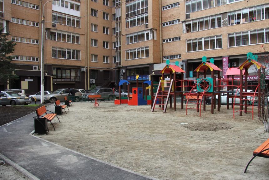 В Октябрьском округе Иркутска благоустроят 20 дворов в этом году