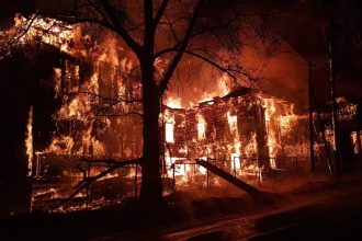 Здание бывшей больницы сгорело в Бохане. Фото и видео