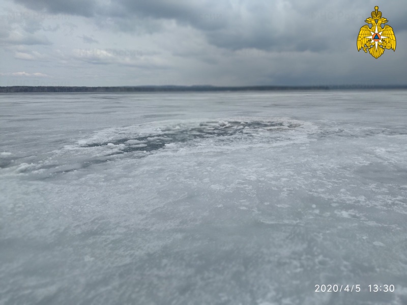 Автомобиль "Nissan X-trail" провалился под лед Иркутского водохранилища