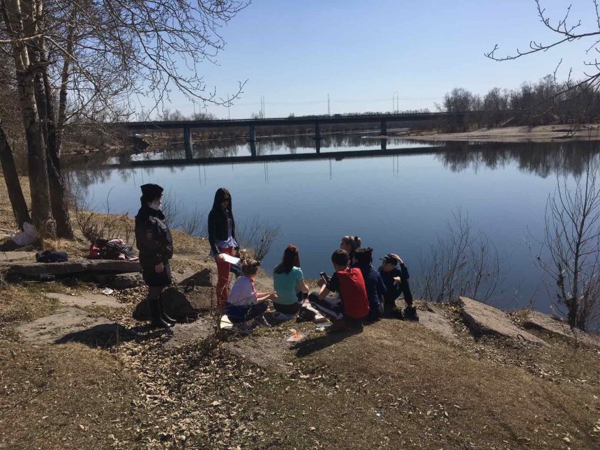 Дети открыли "купальный сезон" на реке Китой в Ангарске