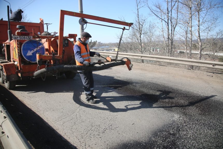 К ямочному ремонту дорог приступили в Иркутске