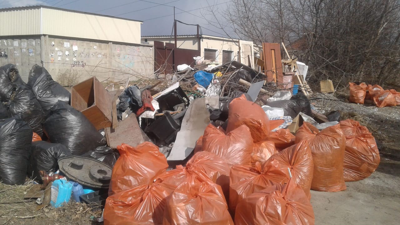 Муниципальные кладбища убирают в Иркутске