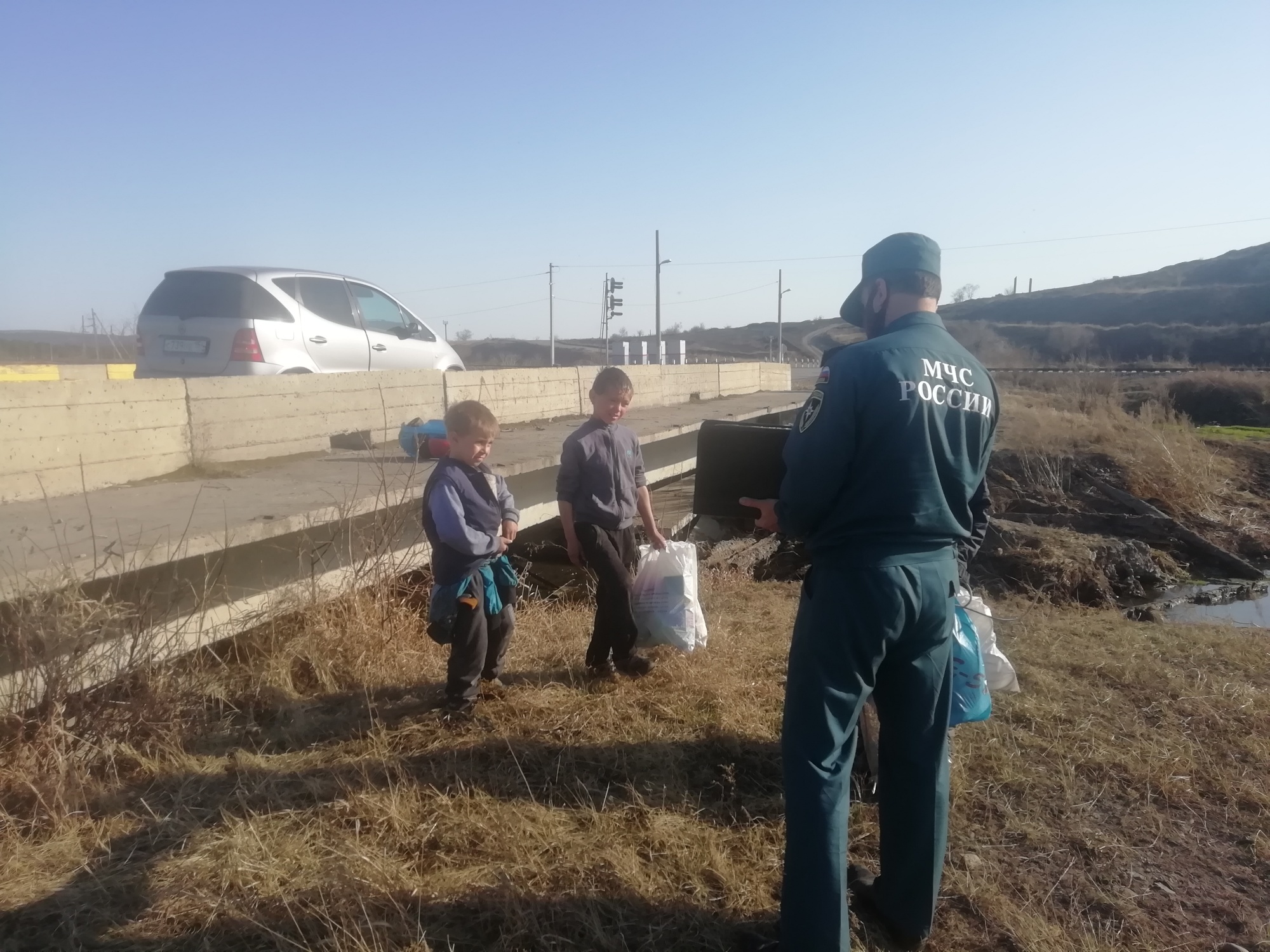 На берегу Братского водохранилища четверо детей гуляли без присмотра родителей