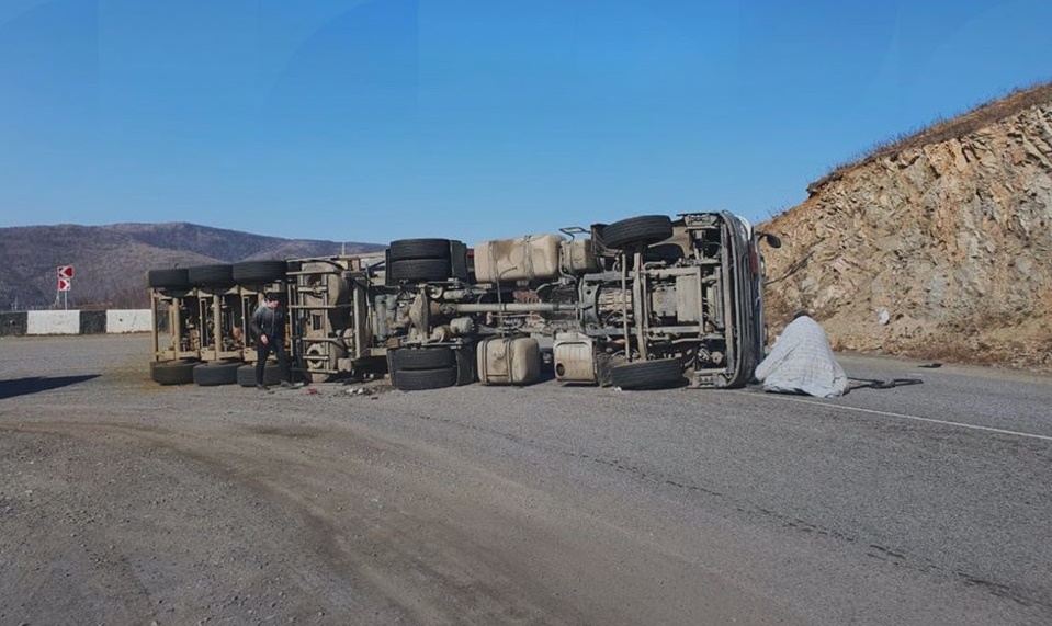 Перевернувшаяся на трассе "Байкал" фура в Култуке перевозила ракетное топливо - Росприроднадзор