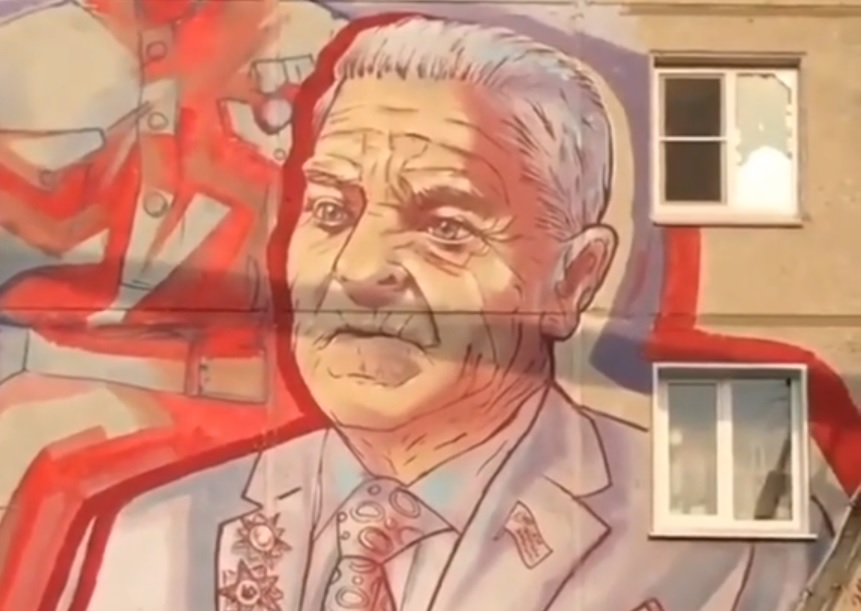 Портрет участника Сталинградской битвы и ВОВ изобразили на стене дома в Саянске