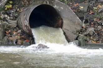 Рабочий во время ремонта сточного канала погиб в Бодайбо