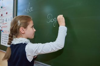 Школам разрешили досрочно завершить учебный год для 1-8 классов