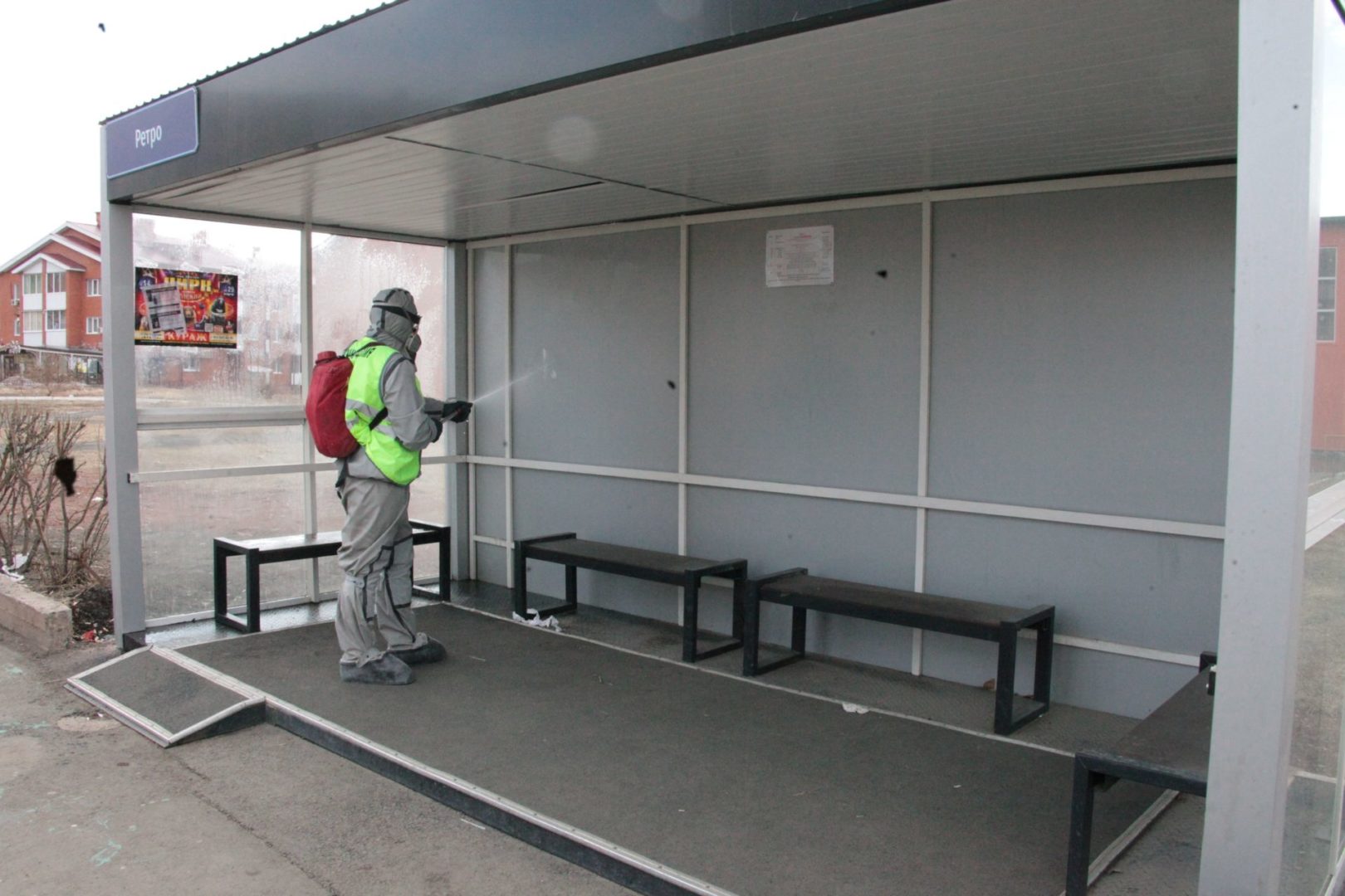 В Братске дезинфицируют остановочные павильоны