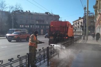 В Иркутске моют и обновляют ограждения вдоль дорог