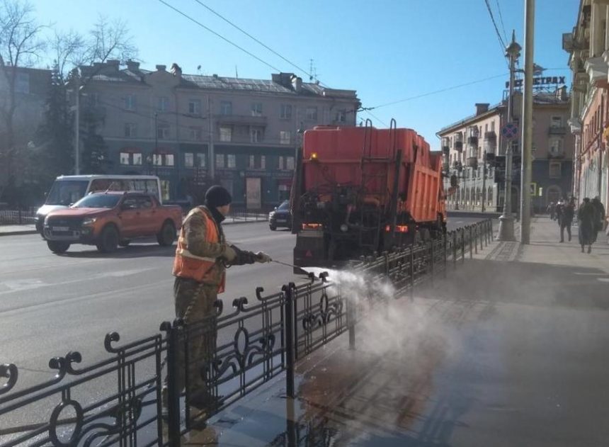 В Иркутске моют и обновляют ограждения вдоль дорог