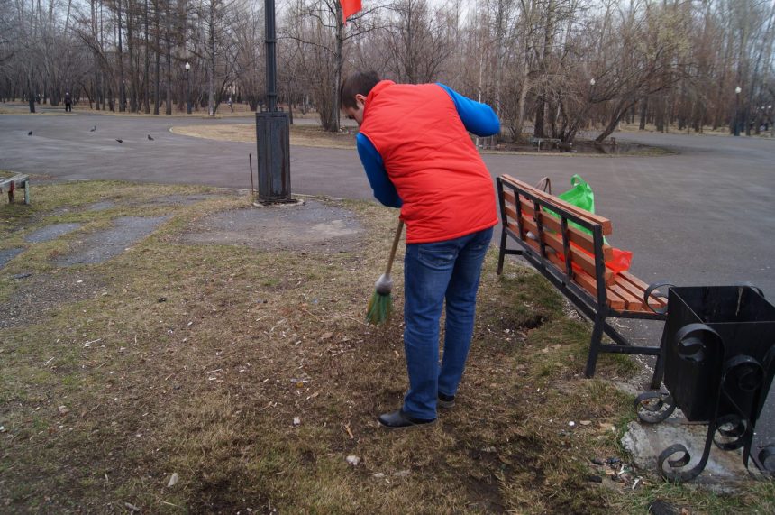 В парке Комсомольский прошел субботник к 100-летию Иркутского комсомола