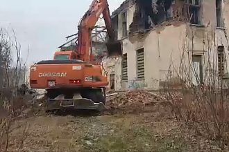 Здание бывшей инфекционной больницы сносят в Шелехове