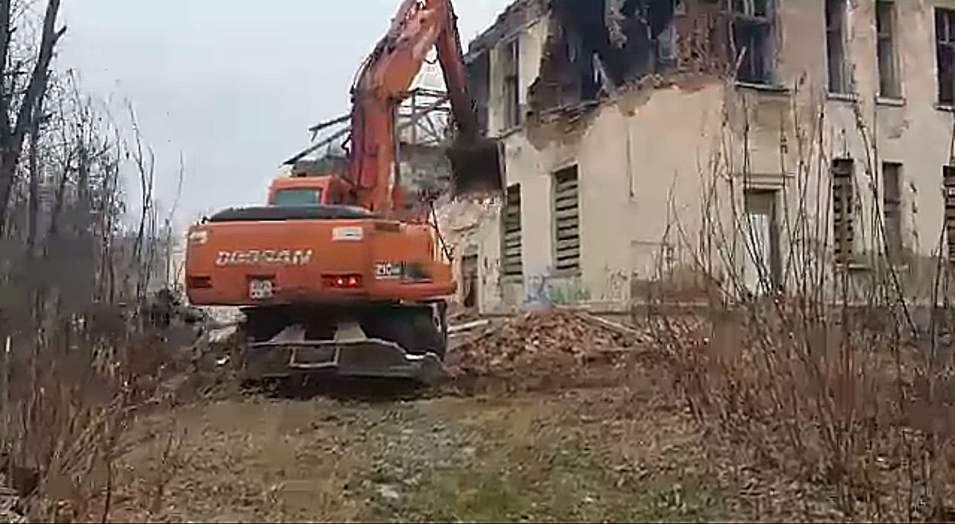 Здание бывшей инфекционной больницы сносят в Шелехове