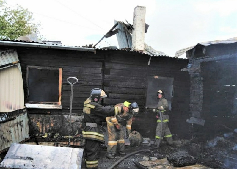 Человек пострадал при пожаре двухквартирного деревянного дома в Зиме