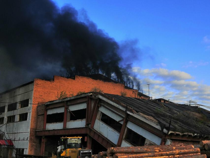 Деревообрабатывающее предприятие горело в поселке Чунский