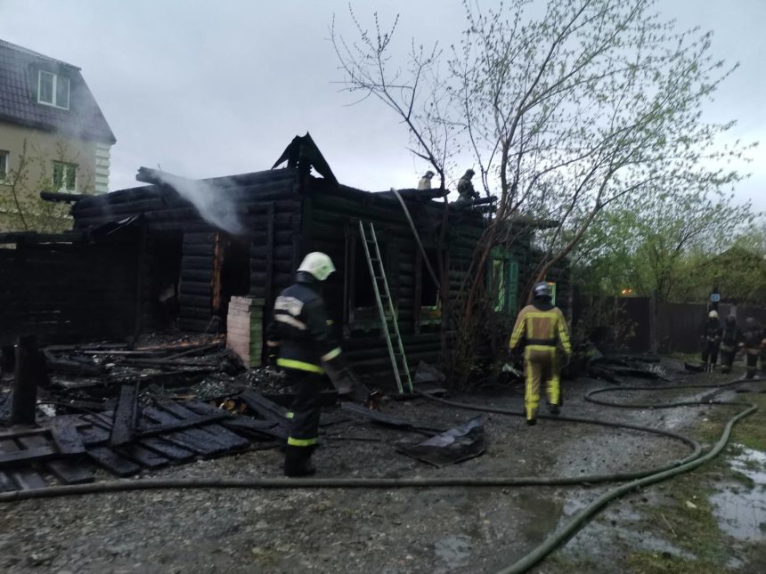 Два человека погибли на пожаре в жилом доме в Иркутске