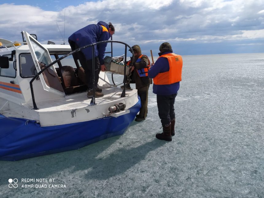 Двух рыбаков спасли с дрейфующей льдины на Байкале