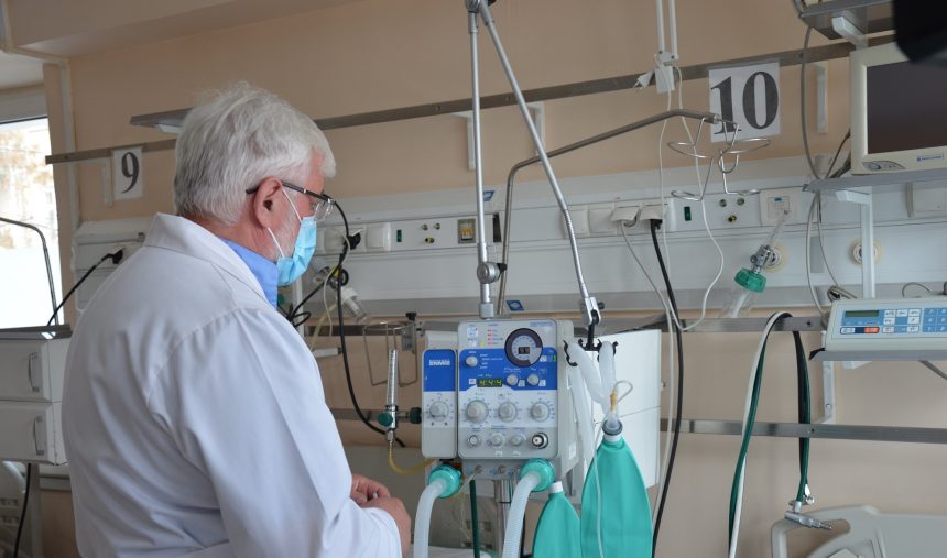 Госпиталь для зараженных COVID-19 в иркутской больнице № 10 заполнен пациентами