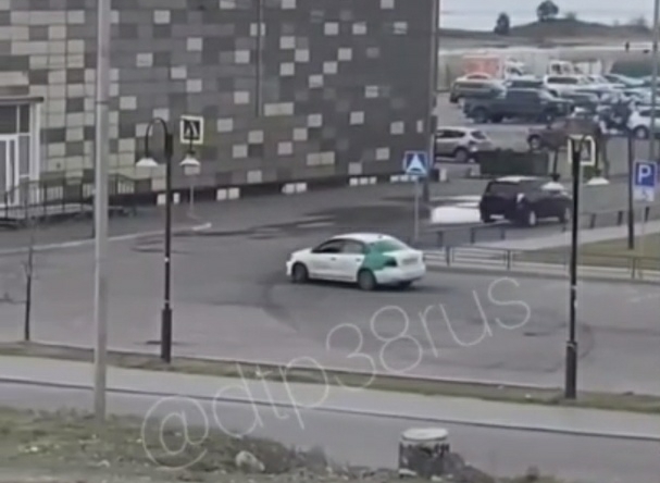 Лихач устроил дрифт на каршеринговом автомобиле в сквере Иркутска