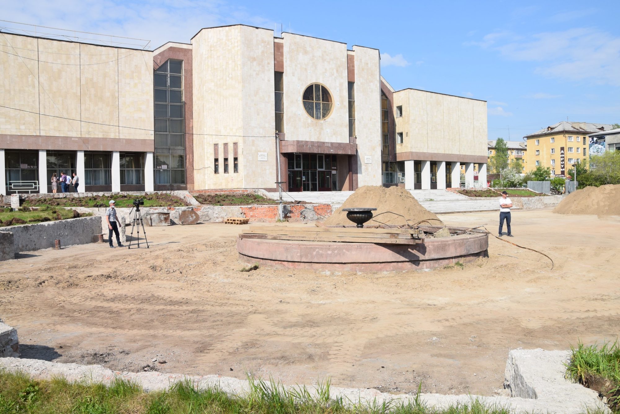 На площади перед братским Дворцом искусств установят уникальный фонтан со световыми эффектами