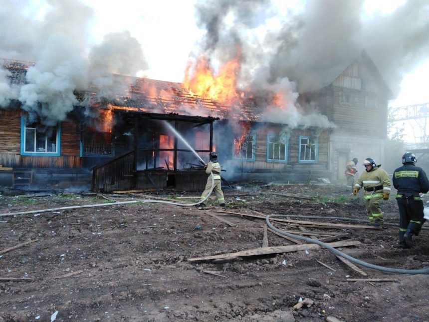 Пожар произошел в административном здании Каймоновкого лесхоза в Усть-Куте