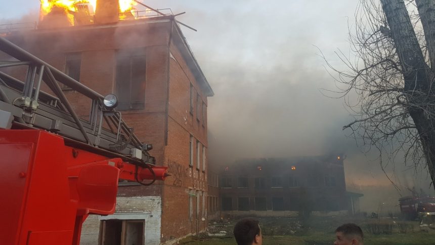 Причиной крупного пожара в бывшей тулунской школе стал поджог