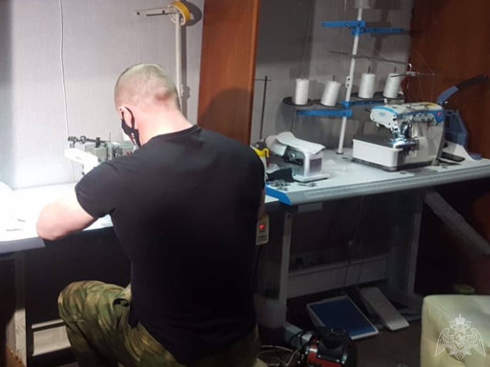 Сотрудник иркутского ОМОН бесплатно шьет маски для детей и врачей