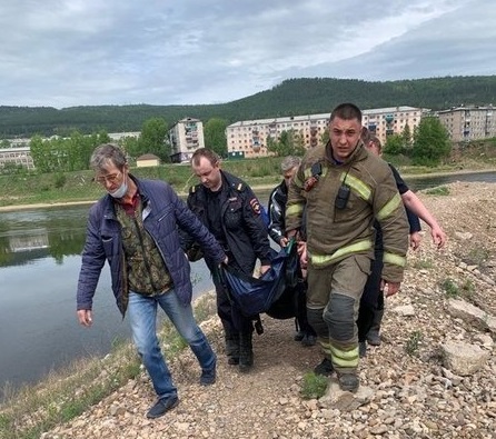 Сотрудники МЧС спасли женщину, упавшую с моста в реку в Усть-Куте