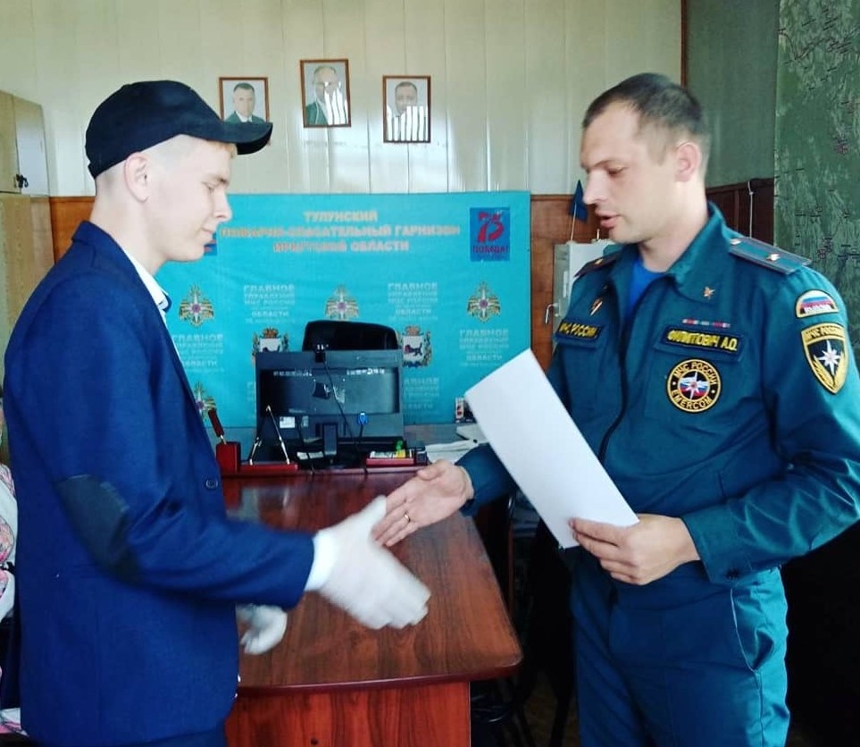 Старшеклассника из Тулуна наградили грамотой за спасение от огня жилых домов