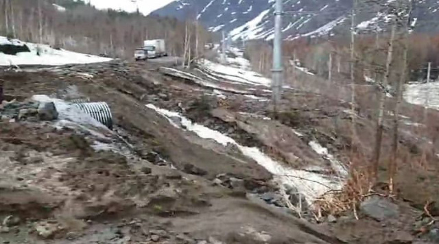 Участок автодороги «Усть-Кут-Уоян» размыло из-за схода лавины