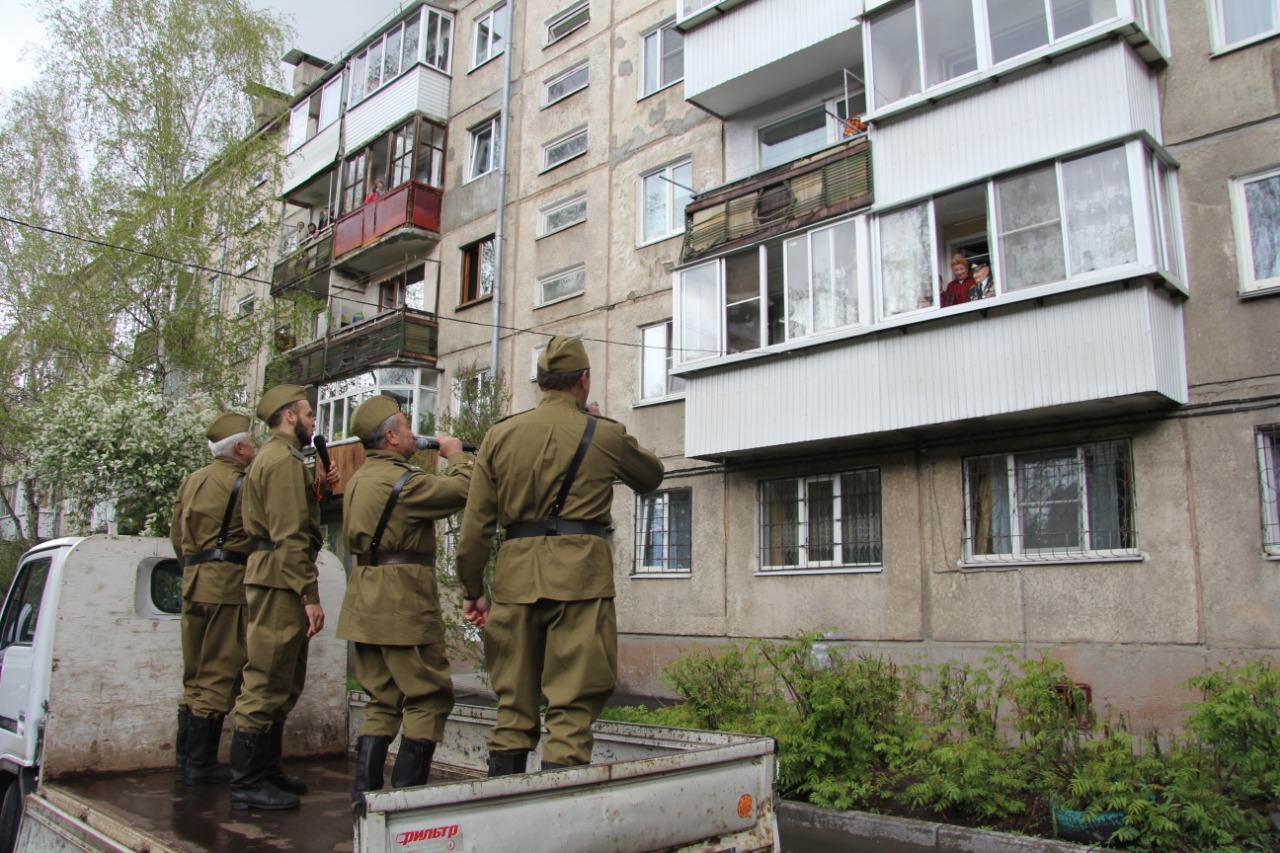 В Иркутске дали концерт во дворе ветерана в честь его 96-летия