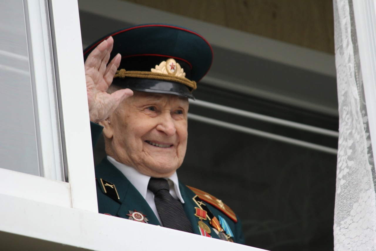 В Иркутске дали концерт во дворе ветерана в честь его 96-летия