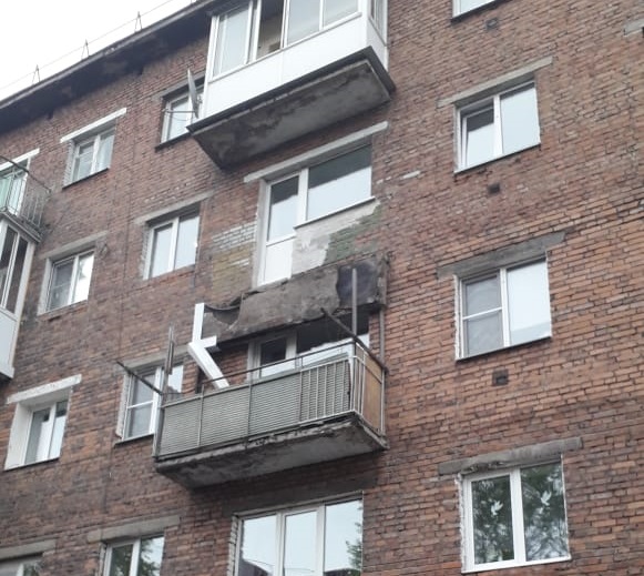 В пятиэтажном доме Тулуна обрушился балкон. Один человек пострадал