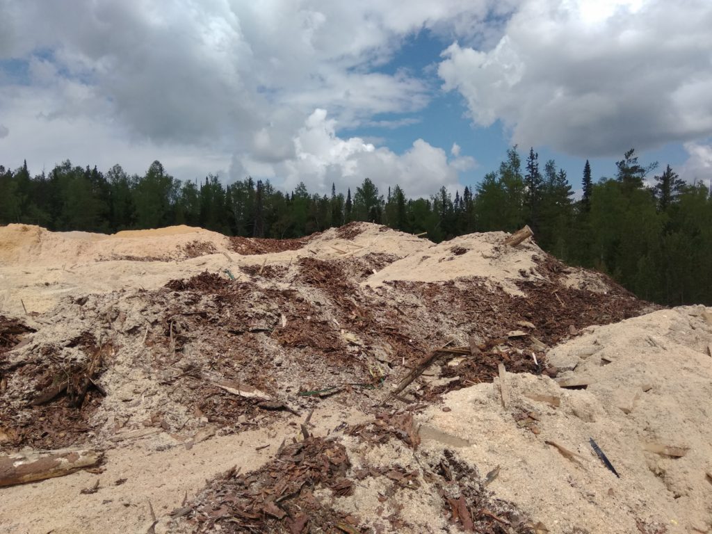 В Усть-Илимске карьер засыпали промышленными отходами