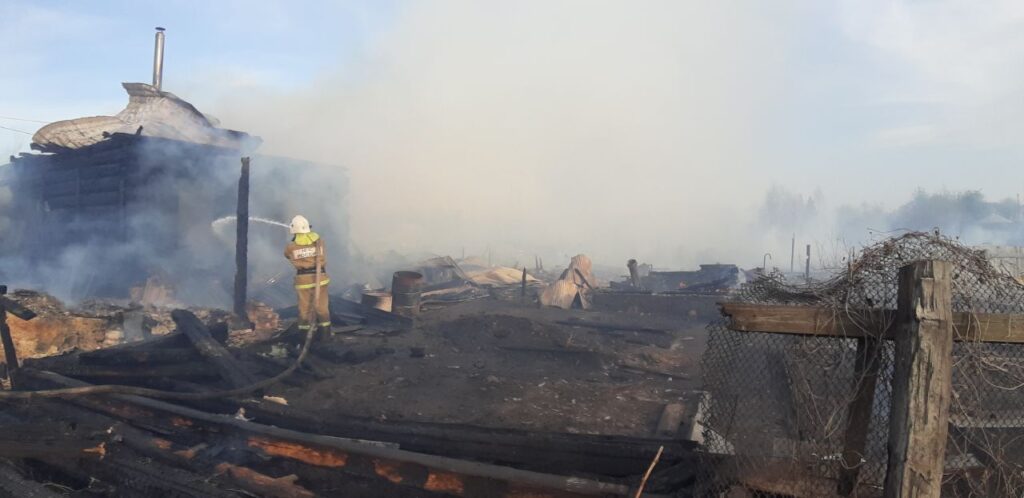 Восемь семей остались без жилья после крупного пожара в Зиме. Фоторепортаж