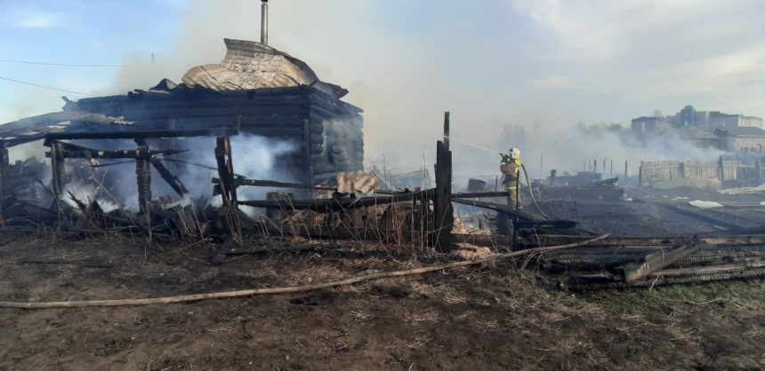 Восемь семей остались без жилья после крупного пожара в Зиме. Фоторепортаж