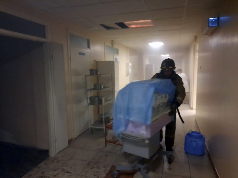 39 человек эвакуировали из перинатального центра в Усть-Ордынском из-за пожара
